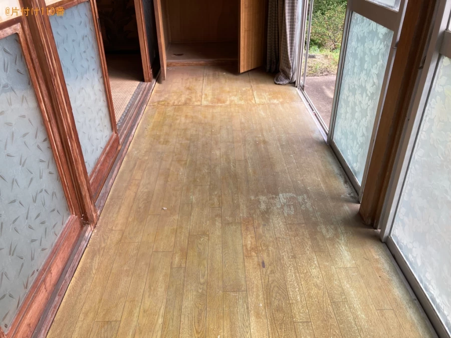 食器棚、婚礼タンス、バッグ、布団、椅子、テーブル、扇風機等の回収