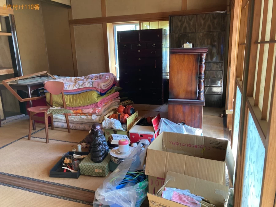 食器棚、婚礼タンス、バッグ、布団、椅子、テーブル、扇風機等の回収