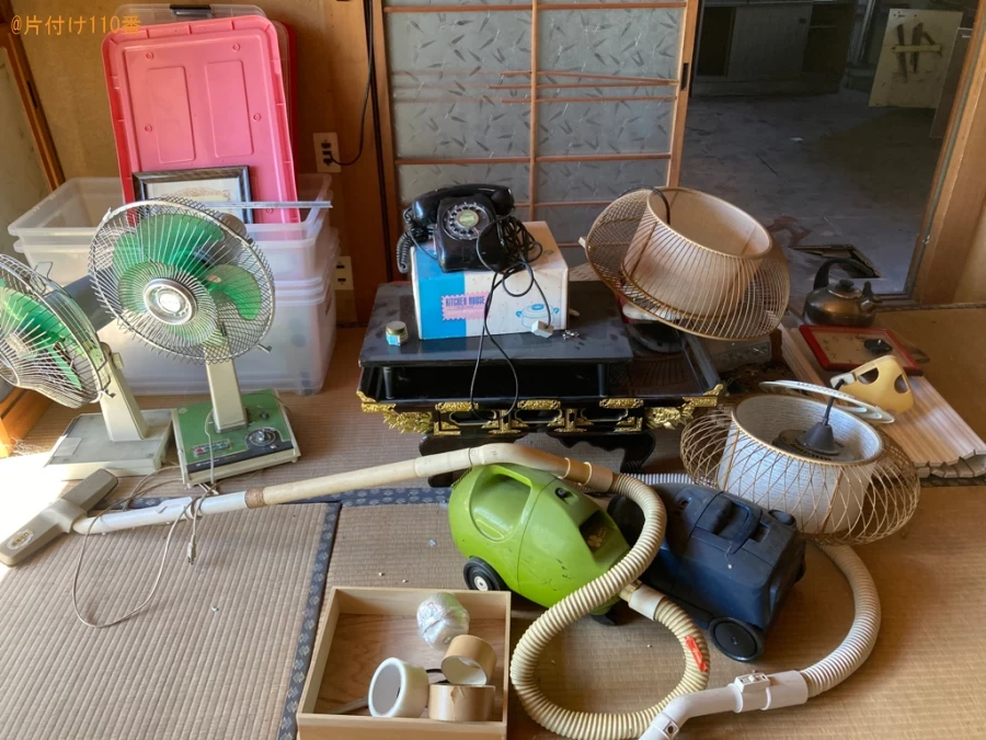 食器棚、婚礼タンス、バッグ、布団、椅子、テーブル、扇風機等の回収
